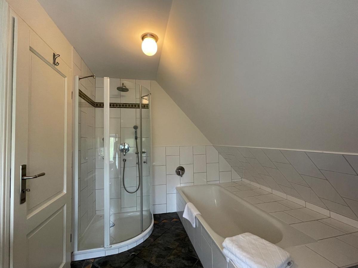 הוסום Gaestehaus Zum Krug מראה חיצוני תמונה